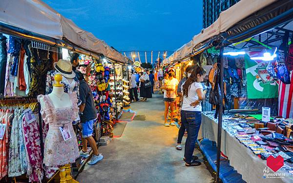 Black Night Market Samutprakan.jpg