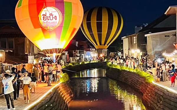 Mae Kha Rakaeng Bridge Loy Krathong Chiang Mai2.jpg