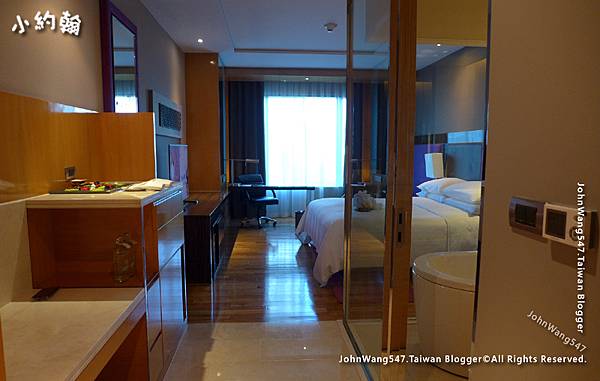 Renaissance Bangkok Hotel Deluxe Guest room.jpg