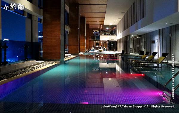 Renaissance Bangkok Ratchaprasong Hotel swimming pool3.jpg