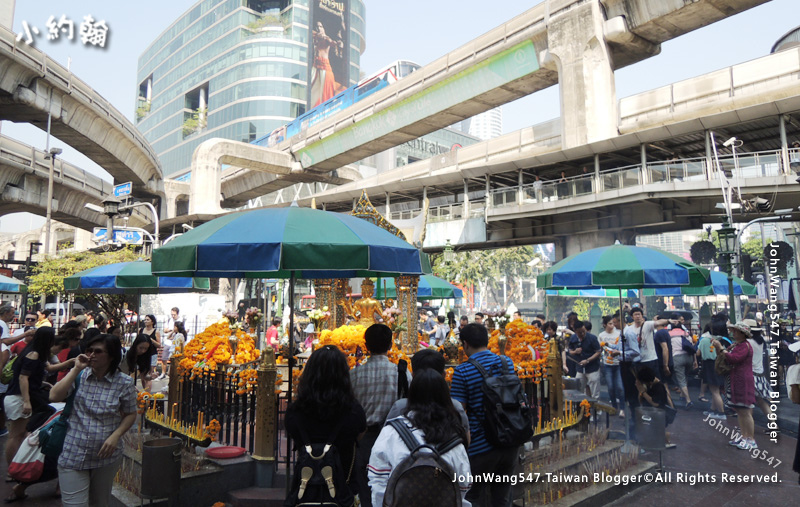 Erawan Shrine Ratchaprasong intersection.jpg