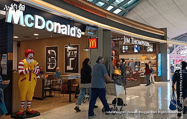 Eating in Suvarnabhumi Airport.jpg