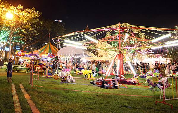 Red Cross Fair Lumphini Park Bangkok1.jpg