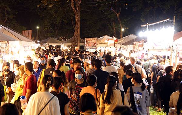 Red Cross Fair Lumphini Park Bangkok6.jpg