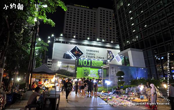 Phra Ram9 Bangkok night market.jpg