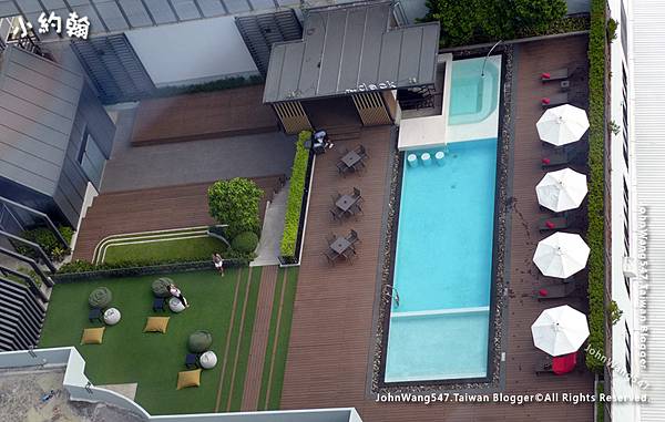 Avani Sukhumvit Bangkok Hotel Swimming Pool.jpg