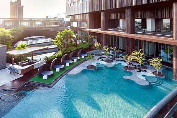 Hilton Pattaya Hotel Swimming Pool.jpg Hilton Pattaya Hotel Swimming Pool.jpg