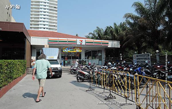 7-11 near Hilton Pattaya Hotel.jpg 7-11 near Hilton Pattaya Hotel.jpg
