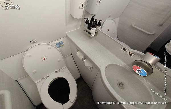 華航直飛清邁搭機-洗手間.jpg 華航直飛清邁搭機-洗手間.jpg