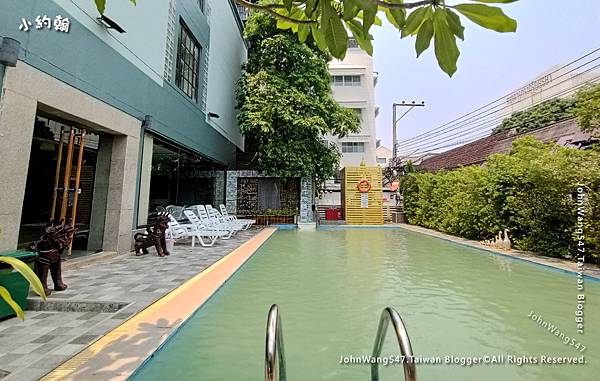 Thapaeplace Chiangmai Hotel Swimming Pool.jpg