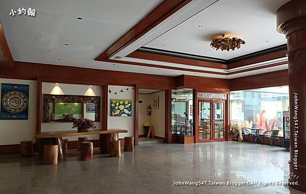 Thapaeplace Chiangmai Hotel lobby.jpg