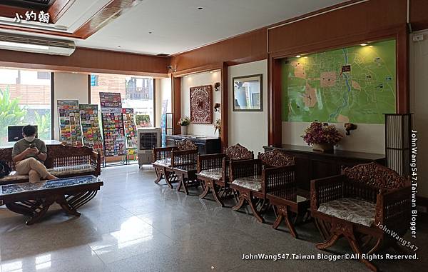 Thapaeplace Chiangmai Hotel lobby2.jpg