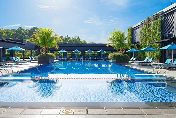 Hilton Kota Kinabalu Hotel Swimming Pool.jpg