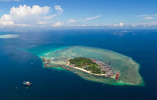 Seaventures Dive Rig Resort Semporna Off Mabul Island.jpg