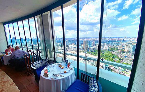 Centara Grand at Central World Hotel restaurant.jpg Centara Grand at Central World Hotel restaurant.jpg