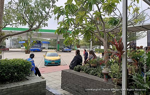 Roong Reuang Coach bus Pattaya petrol station2.jpg