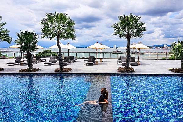 Way Hotel Pattaya swimming pool2.jpg