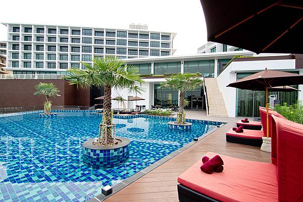 Way Hotel Pattaya swimming pool1.jpg