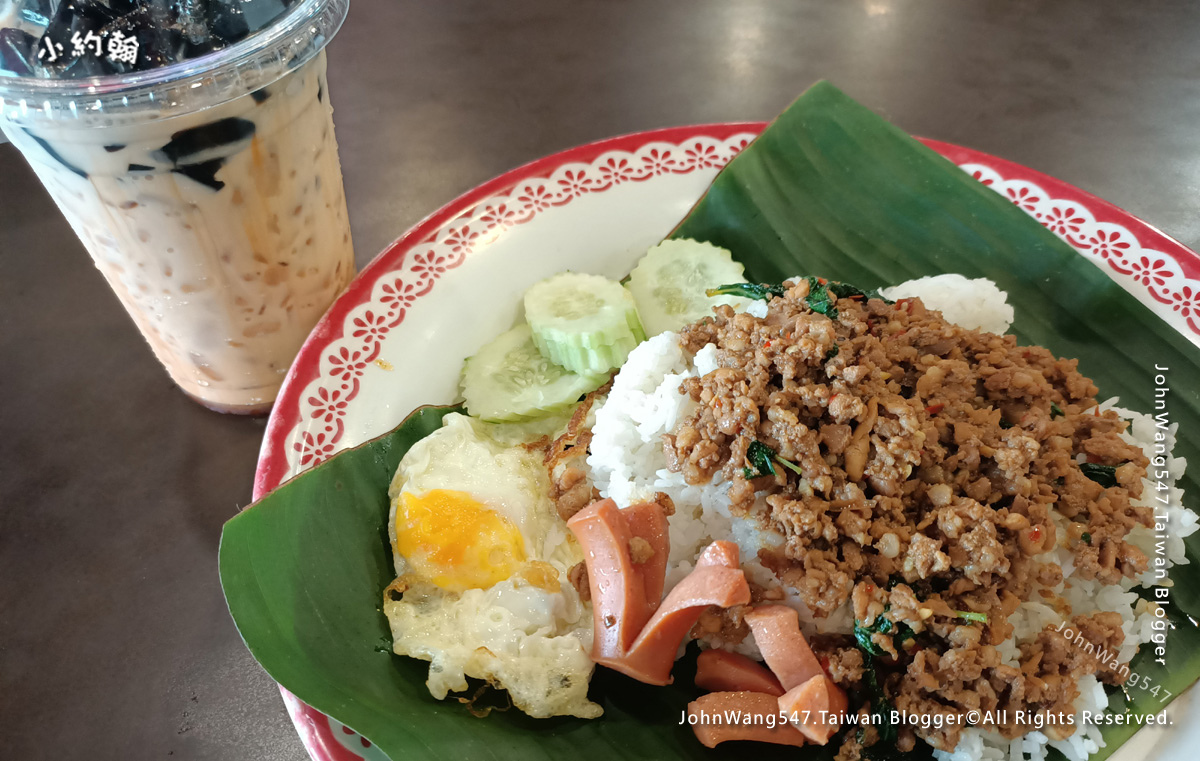 曼谷航站21百貨美食街食記-打拋豬肉飯+泰式奶茶仙草.jpg