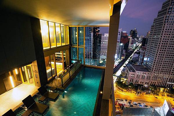 Solaria Nishitetsu Hotel Bangkok pool.jpg