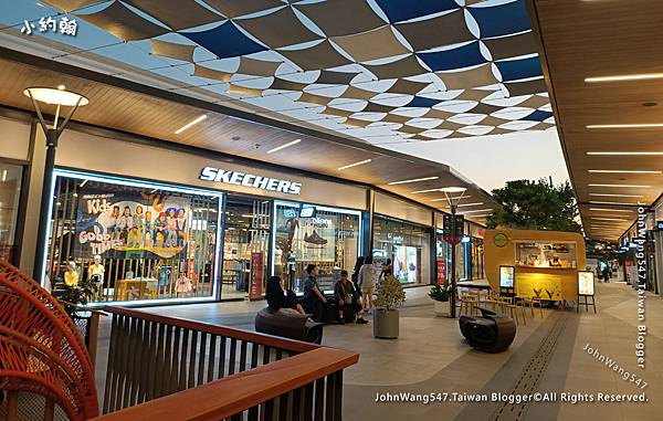 Siam Premium Outlets Skechers.jpg