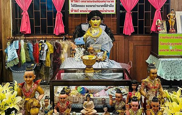 Mae Nak Shrine Thailand.jpg