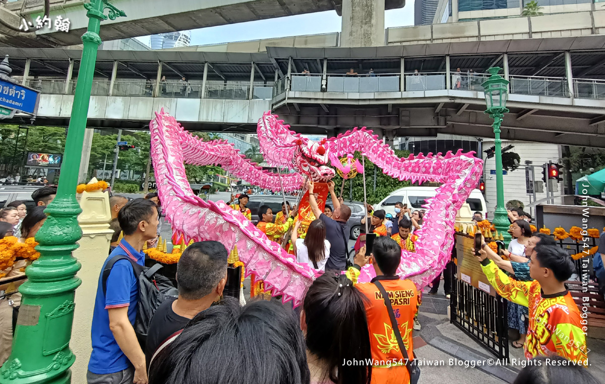 Dragon and lion dance Blessing Dance Bangkok Erawan Shrine.jpg