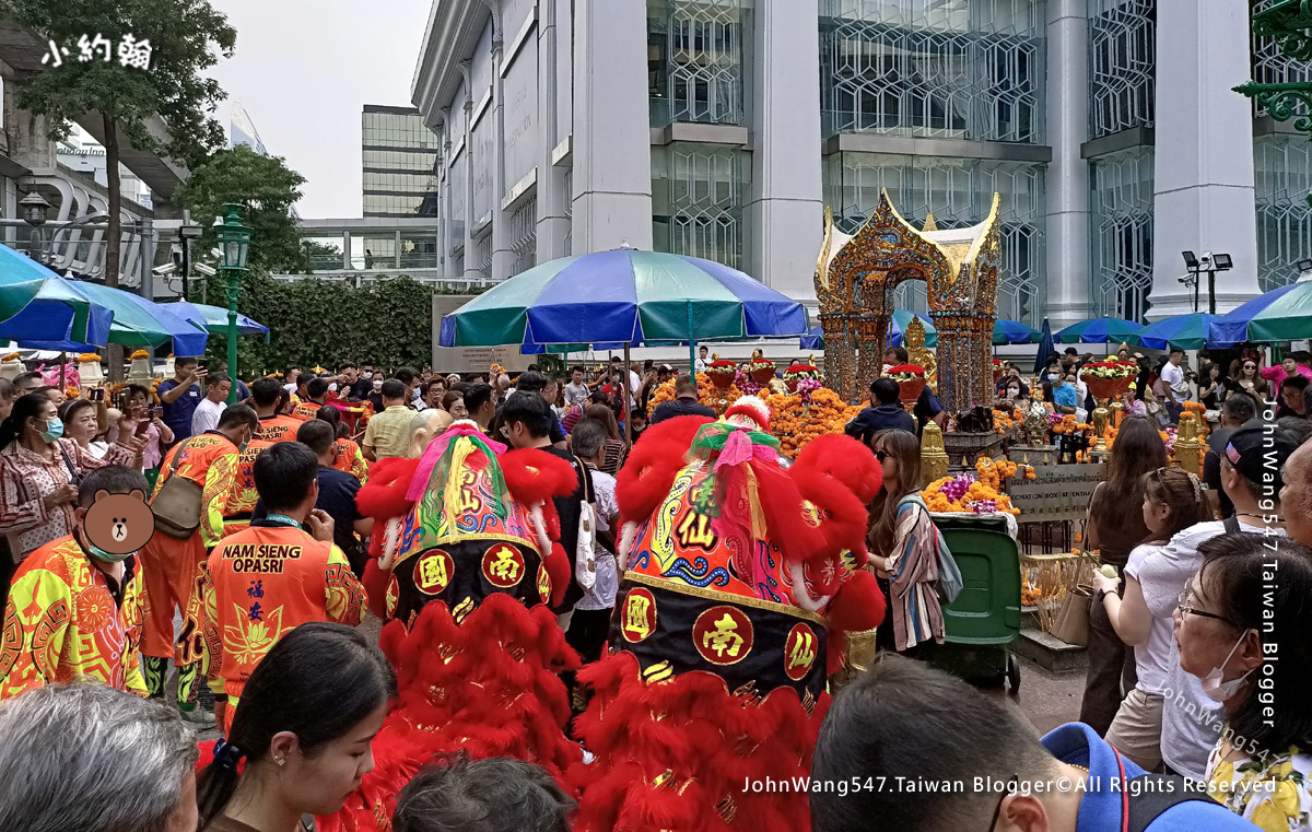 Dragon and lion dance Blessing Dance Bangkok Erawan Shrine2.jpg