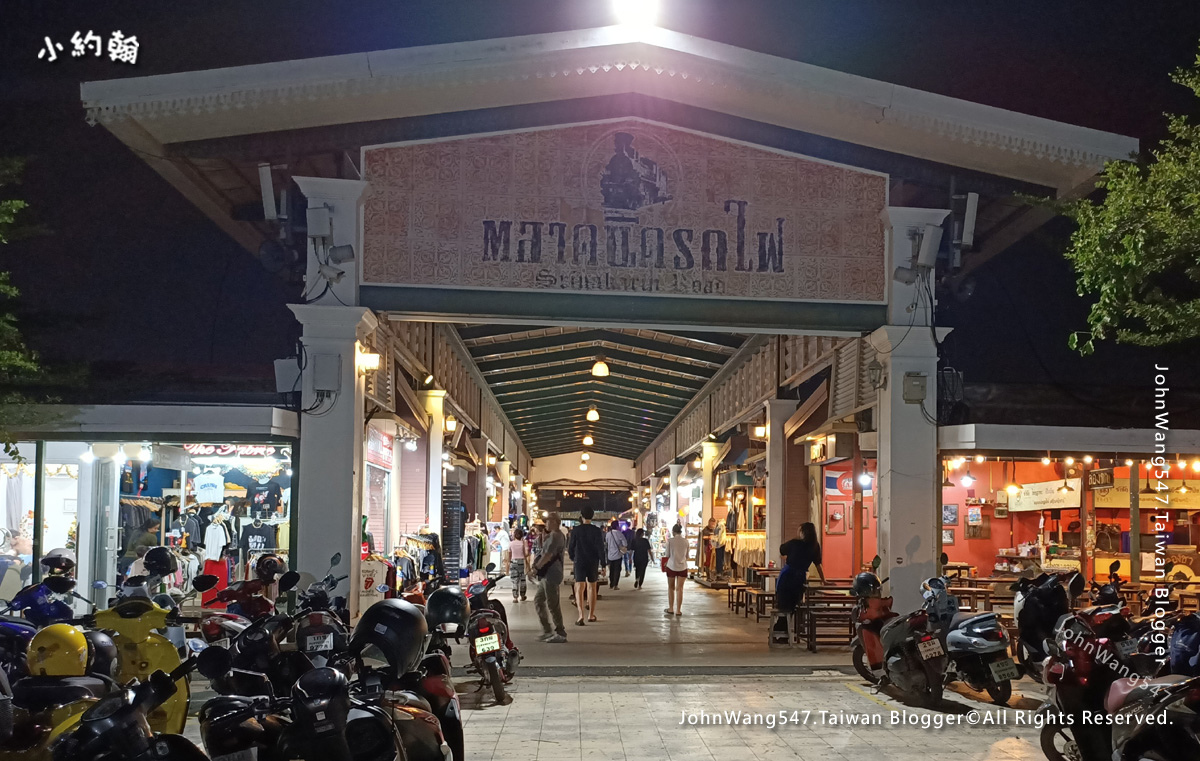 Srinakarin Night Market Bangkok.jpg