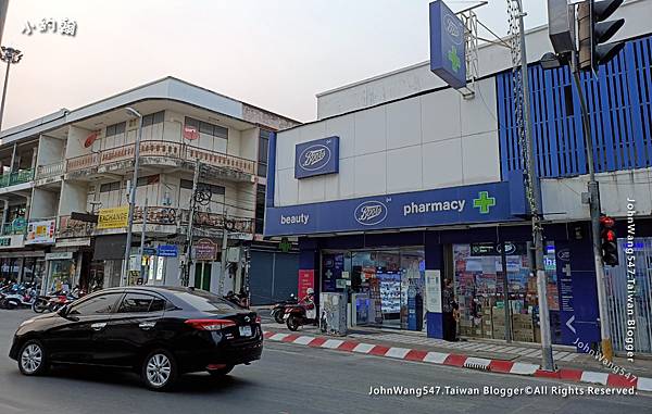 Boots Thapae gate 2023.jpg