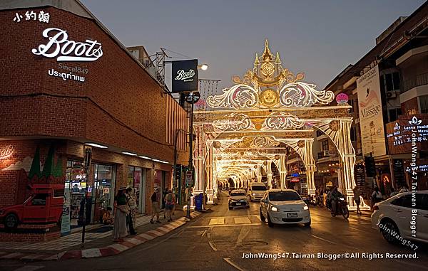 Boots Thapae gate塔佩門外燈光迎賓秀.jpg