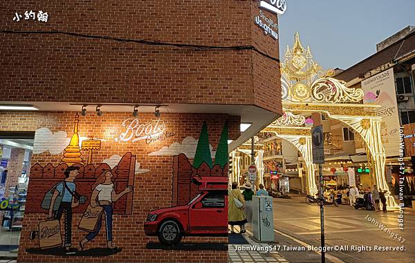 Boots Thapae gate塔佩門外燈光迎賓秀2.jpg