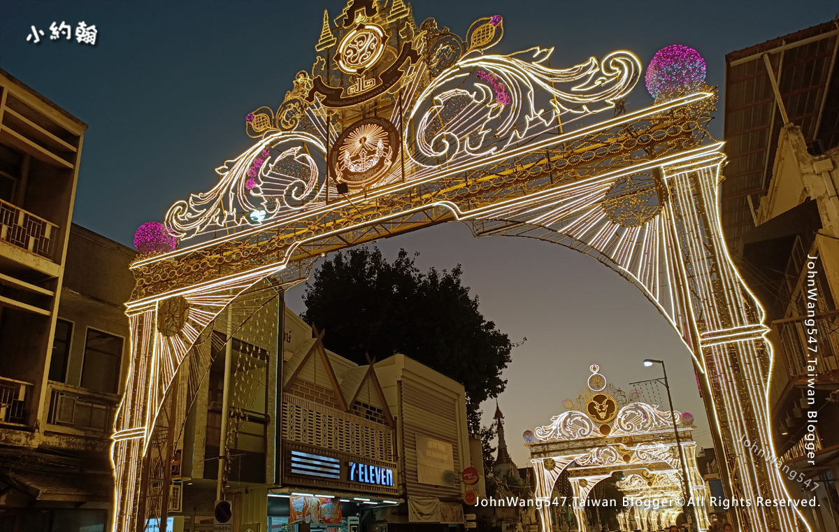 Thapae gate塔佩門外燈光迎賓門.jpg