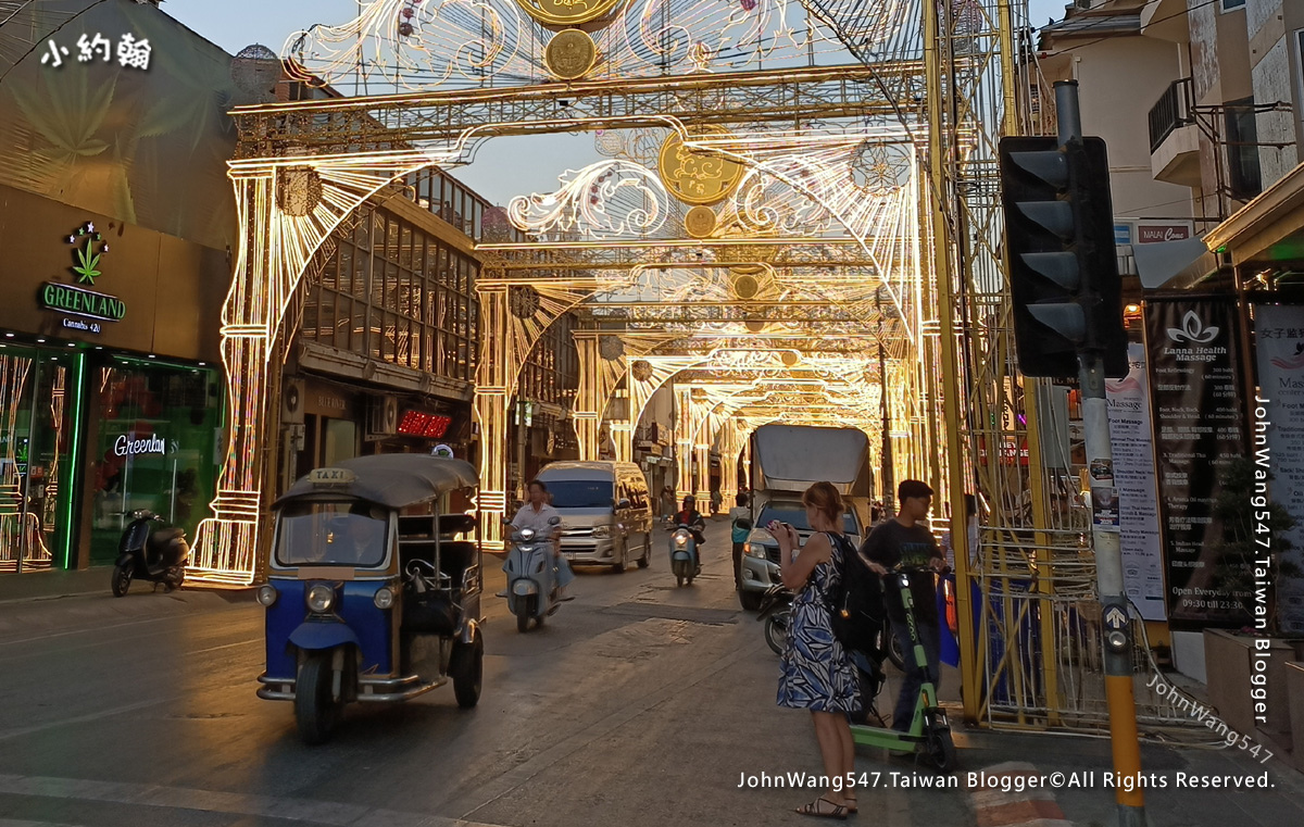 Thapae gate塔佩門外燈光迎賓門1.jpg