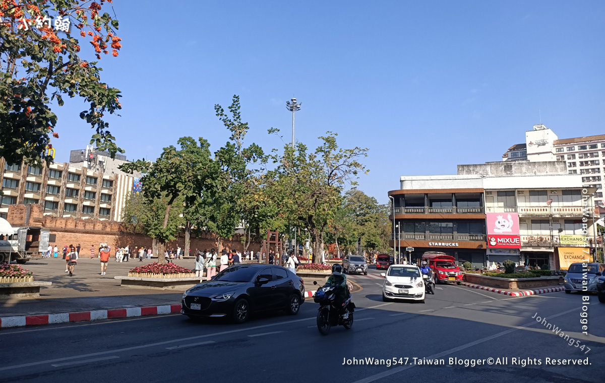 Thapae gate Starbucks Mixue.jpg