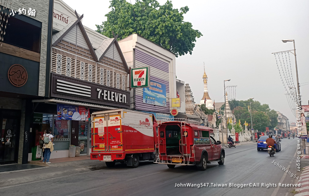 7-Eleven outside of Thapae gate.jpg