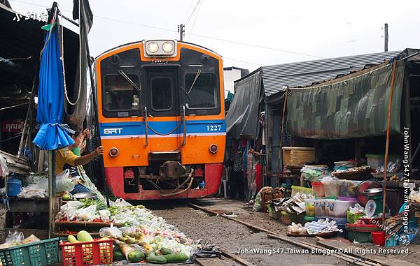 搭小巴到美功鐵道市場Maeklong Railway Market.jpg 搭小巴到美功鐵道市場Maeklong Railway Market.jpg