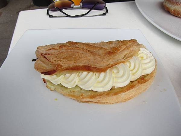 APPLE TURNOVER WITH CREAM