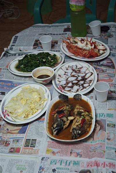 第二天晚餐 亞比亞風味餐 有地瓜葉 龍蝦 章魚 魚 洋蔥蛋.jpg