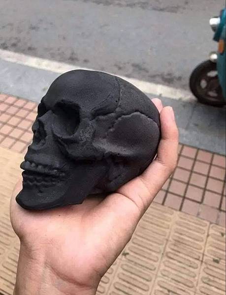 今年中秋節的烤肉木炭👌骷髏頭木炭1個99元