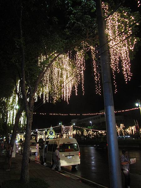 燈飾吊高高