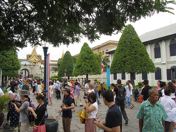 滿滿的觀光客和泰國人
