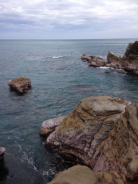 岩石海岸，大石頭小碎塊到處都是