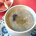 風雨稍歇的早餐: 雞高湯胚芽米粥+甜桃切片