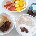 泡湯後/開會前的早餐: 燕麥粥+烤芋頭饅頭+芒果&水蜜桃切片
