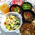 祝美蓉早日康復的午餐: 牛蒡拌飯+泰式開胃沙拉+蝦炒蘆筍+蒜炒四季豆+糙米堅果米湯...