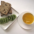 熱呼呼的早餐: 南瓜胚芽米濃湯粥＋自己做的亞麻仁香草土司麵包＋奇異果