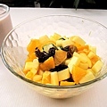 早餐【芒果蘋果柳橙水果沙拉】＋【堅果奶】