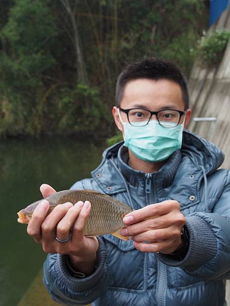 總算釣到大一點的魚