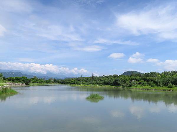 對岸有座賞湖涼亭